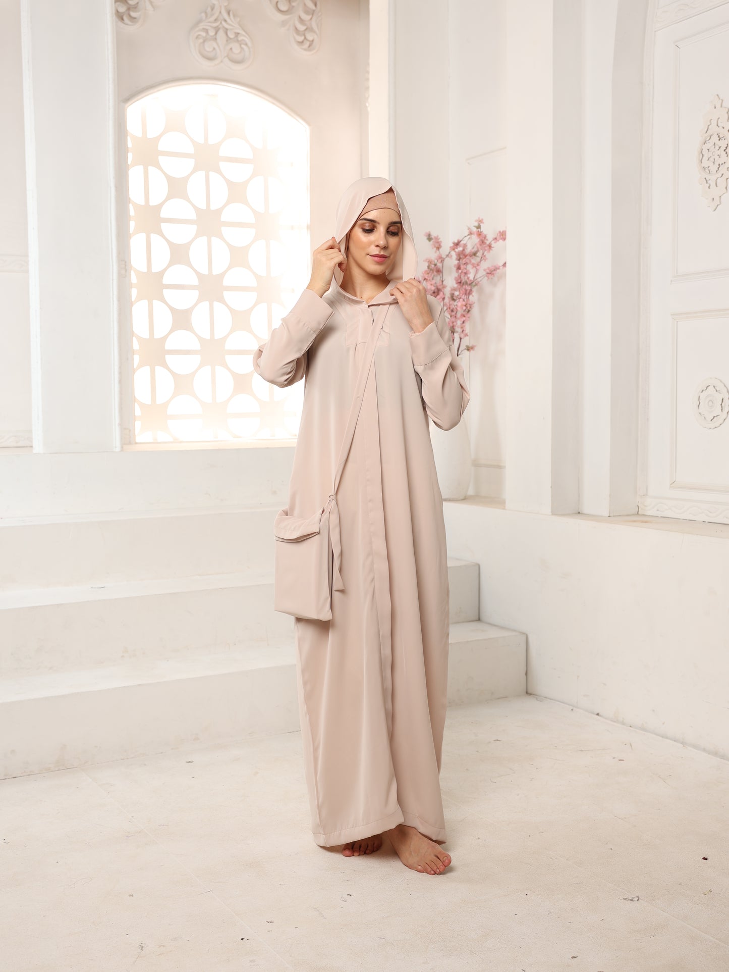 Elegant Umrah Abaya with Attached Cap & Bag– Modesty & Comfort Combined