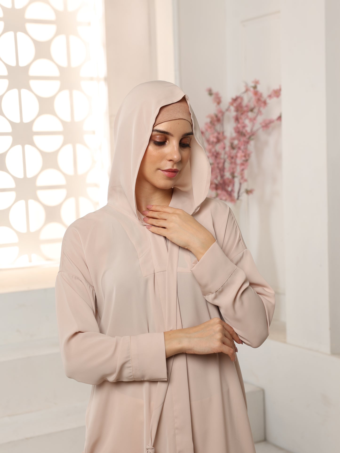 Elegant Umrah Abaya with Attached Cap & Bag– Modesty & Comfort Combined